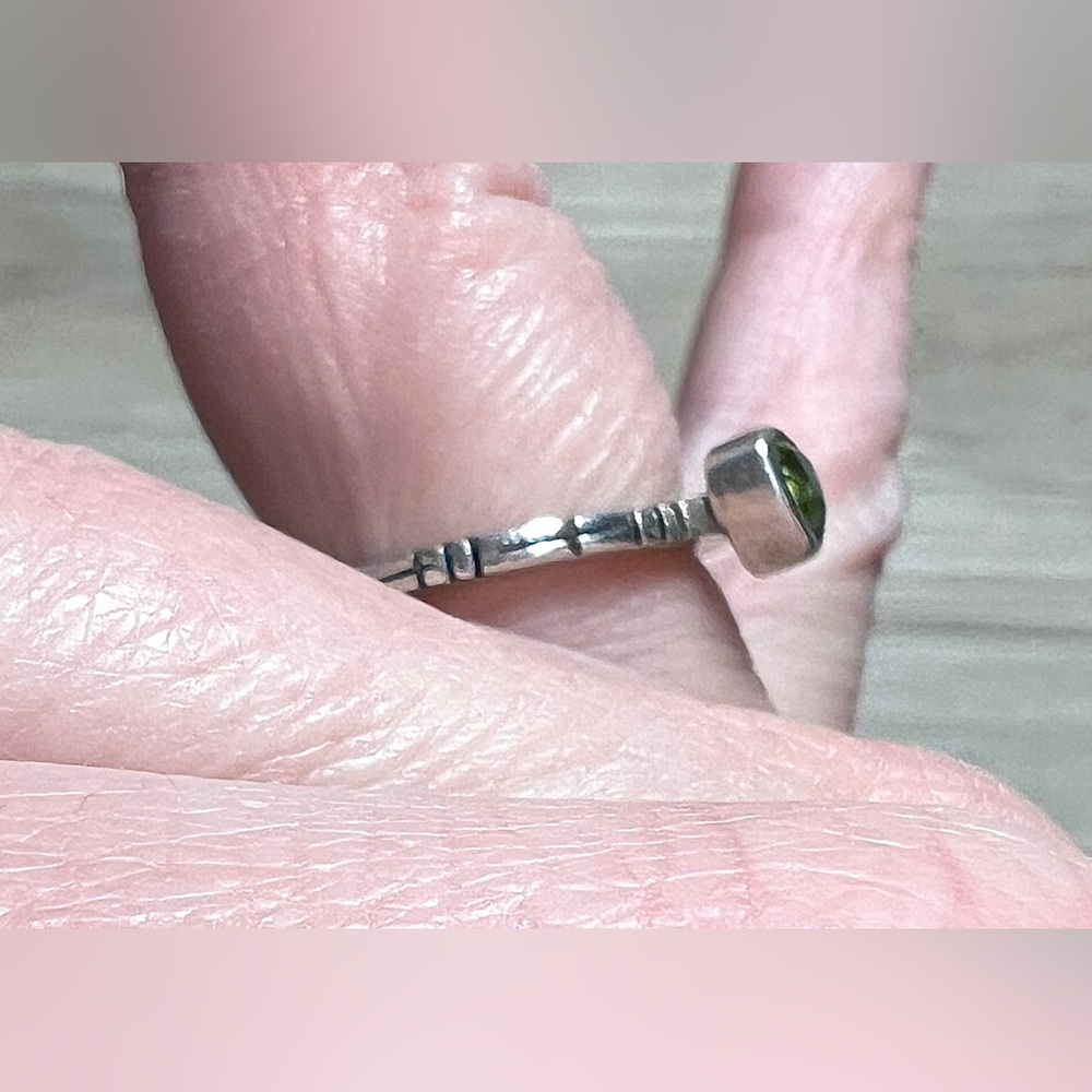 Vintage Southwest Fluted Sterling Silver Peridot Solitaire Ring, Size 5.5, 3g - Picture 8 of 10